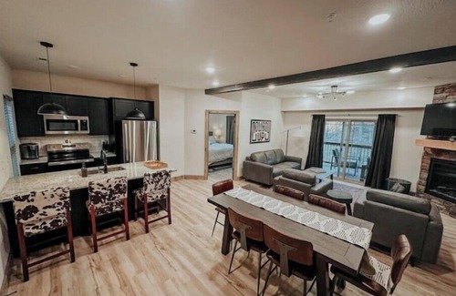 Hollister Cabin | Brim & Buckle Inn a cozy retreat