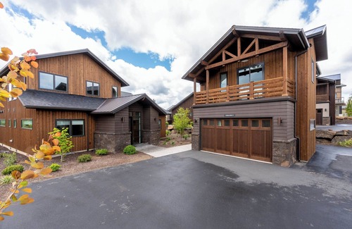 Bend House | Bring your 🚲~ resort pool ~ amenities ~ trails ~ golf ~ hot tub ~ Bend ~ 🐶