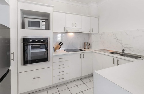 Indooroopilly Apartment | Brisbane Riverside Spacious 2-Bed Near Mall