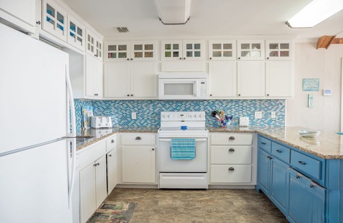 Surf Side Shores House | BRITTAIN'S BEACON - TREMENDOUS VIEWS - SLEEPS 18 - DOG FRIENDLY