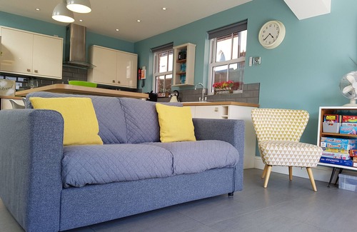 New Forest District House | Brockenhurst Village - Spacious House, 5 bed, 3 bathrooms, 2 sitting areas.