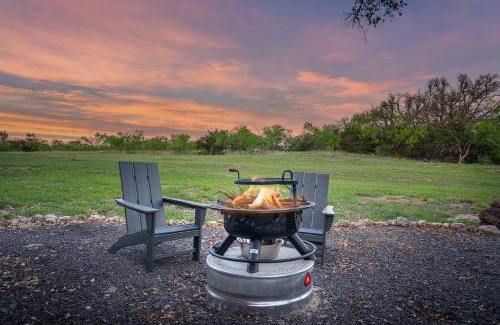 Fredericksburg House | Broken Arrow - Private Escape Hot Tub & Fire Pit