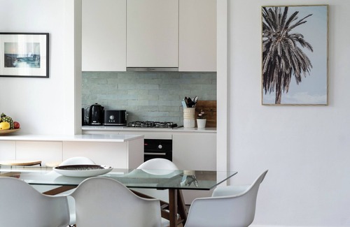 Bronte Apartment | Bronte Beach with views, footsteps to the beach!