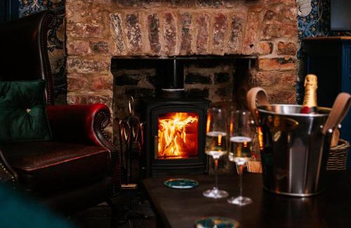 Scarborough House | Bronte's Rest - Detached Elegant Cottage in Historic Old Town with Garden