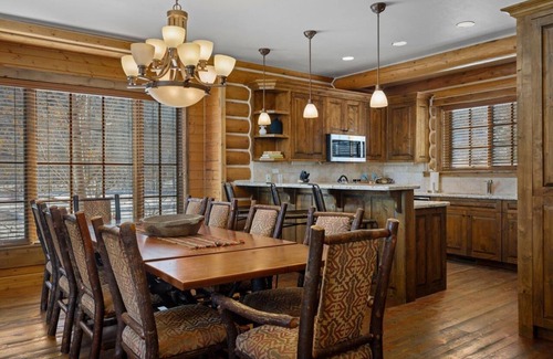 Victor Cabin | Bronze Buffalo Club Cabin enjoys private resort amenities