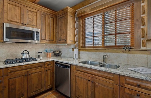 Victor Cabin | Bronze Buffalo Club Cabin enjoys private resort amenities