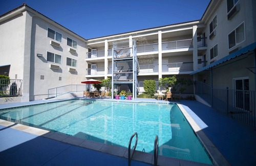 Sherwood Forest and Thistle Development Hotel | Brookhurst Plaza Inn