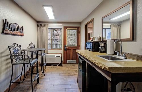 Gatlinburg Hotel | Brookside Lodge