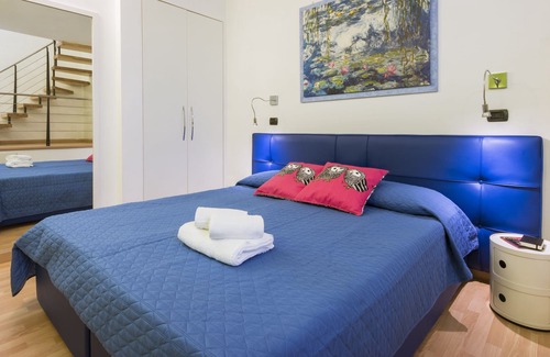 Duomo Apartment | Brunelleschi Apt next to the Duomo, A / C, washing machine. Central location