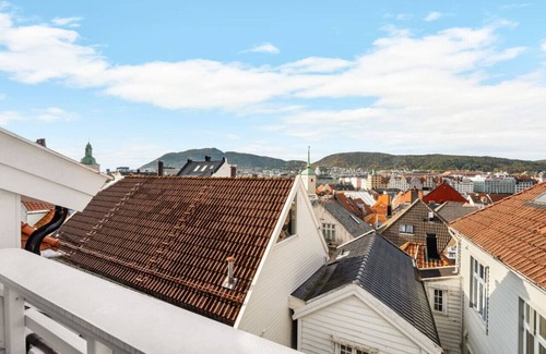 Bergen City Centre Apartment | Bryggen Historical Townhouse I Rooftop Views!