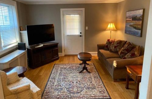 Bryn Mawr Apartment | Bryn Mawr Spacious Grnd Floor Apt Free Parking