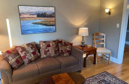 Bryn Mawr Apartment | Bryn Mawr Spacious Grnd Floor Apt Free Parking