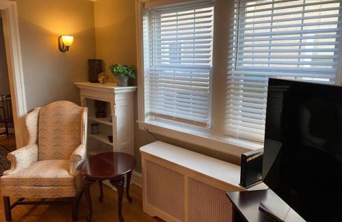 Bryn Mawr Apartment | Bryn Mawr Spacious Grnd Floor Apt Free Parking