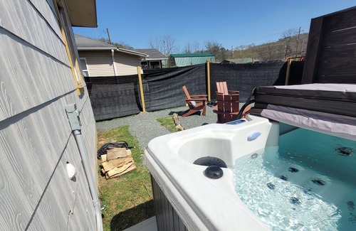 Bryson City House | Bryson City Bungalow, Stay & Walk Downtown! NEW HOT TUB!