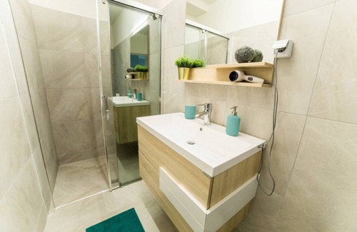Bucharest City-Centre Apartment | Bucharest Wander - Victoria Studio with Balcony