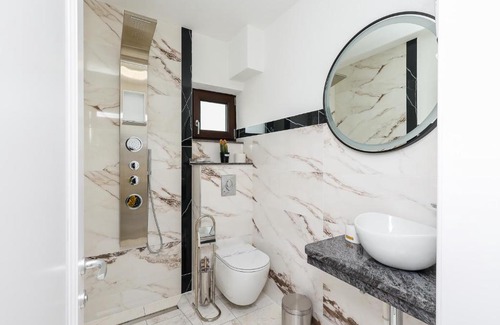 Campulung Moldovenesc House | Bucovina Flower