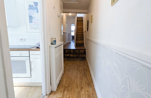 Fulwell and Hampton Hill Apartment | Budget 2BDR apartment 6PPL pets