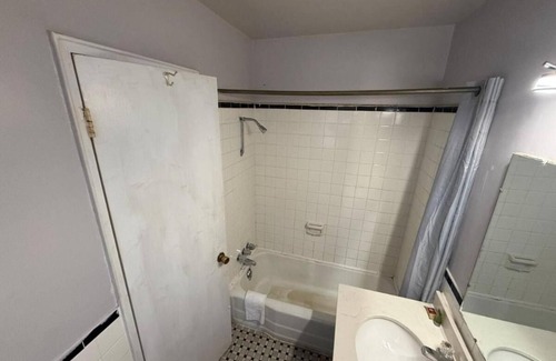 Danville Hotel | Budget-Friendly King Unit Near Speedway with Free Parking and Pets Allowed