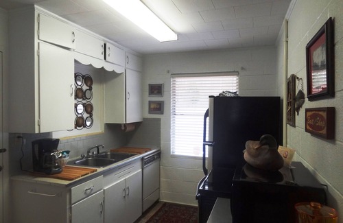 Mount Ida Apartment | Budget friendly queen studio with full kitchen, two queen beds and sleeper sofa by RedAwning
