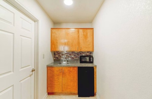 Killeen Hotel | Budget-Friendly Room with BBQ Facilities - Relax with Great Evening Meals