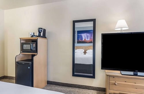 Palm Valley Hotel | Budget-Friendly Units Near Attractions! Free Breakfast, Wifi, Parking, and Pool