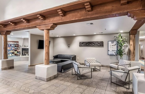 Palm Valley Hotel | Budget-Friendly Units Near Attractions! Free Breakfast, Wifi, Parking, and Pool