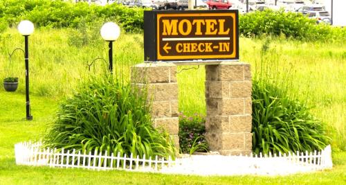 Waterville Hotel | Budget Host Airport Inn