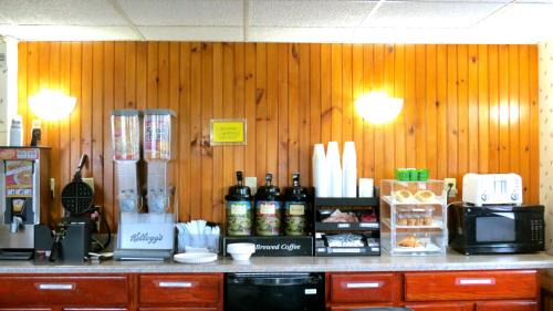 Waterville Hotel | Budget Host Airport Inn