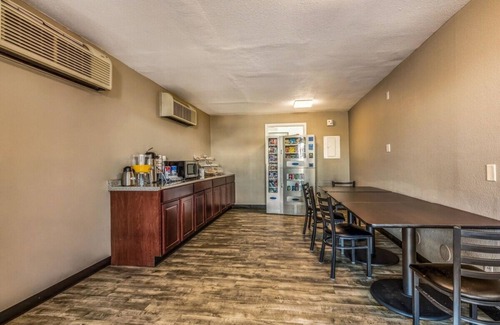 West Memphis Hotel | Budget-Kind Room with the Basics for a Worry-Free Stay | Free Breakfast