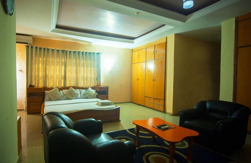 Gwarinpa Estate Apartment | Building with easy access, furnished, air-conditioning,24-hour room service.