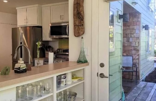 Florence House | Built in 2020 1 bedroom 1 office bath and a half - the Captain Cook