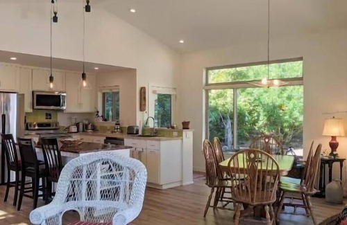 Florence House | Built in 2020 1 bedroom 1 office bath and a half - the Captain Cook