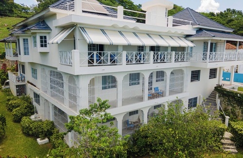 Whitehouse Villa | Buki Ocean View, 8 B/R, Sleeps 16+, with Chef