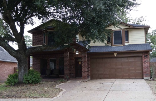 Atascocita House | Bumblebee Décor, 4 King Beds, near Bush/IAH Airport