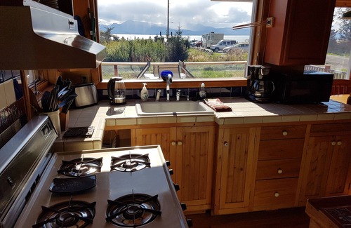 Homer House | Bungalow by Bishop's Beach! Great Beach access, Wonderful View, Family Friendly
