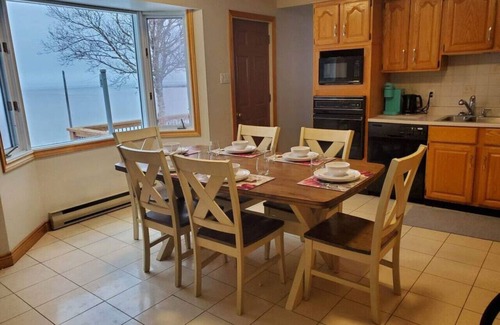 Saint John House | Bungalow on The Bay 3 Bedrooms 2 Bathroom. Sleeps 8