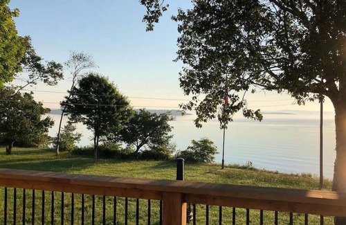 Saint John House | Bungalow on The Bay 3 Bedrooms 2 Bathroom. Sleeps 8