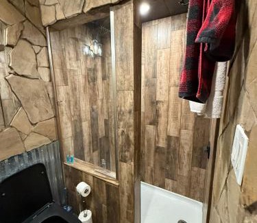 Lakehills House | Bunk House The Roost Cabins