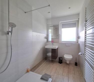 Leinsweiler Apartment | BURGPANORAMA im Haus Auszeit mit Ausblick, 3BR, 2 Bäder, Parken, Küche, Balkon