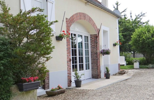 Cheny House | Burgundy farmhouse for 2