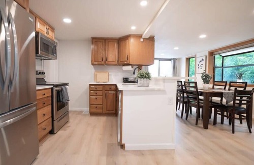 Burien House | Burien's 3-BR Middle Unit Retreat with Deck BBQ