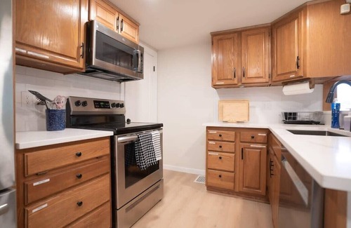 Burien House | Burien's 3-BR Middle Unit Retreat with Deck BBQ