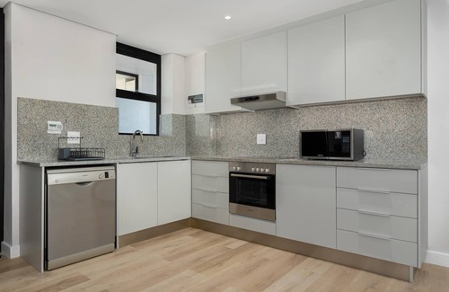 Milnerton Apartment | Burmeister Modern 2-Bedroom w/Views Milnerton