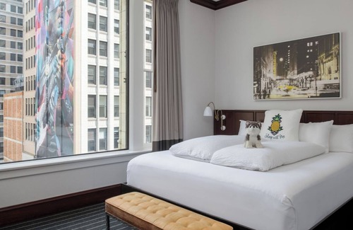 Downtown Chicago Hotel | Burnham King - Staypineapple Chicago Charm & Afternoon Delights in The Loop