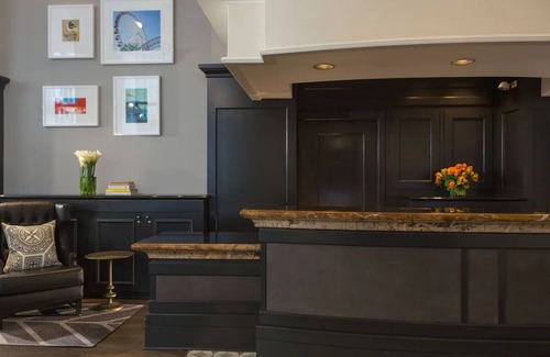 Downtown Chicago Hotel | Burnham King - Staypineapple Chicago Charm & Afternoon Delights in The Loop