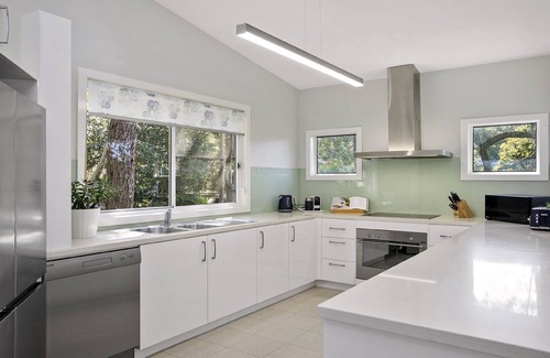 Wagstaffe House | Bush Retreat with Bay Views