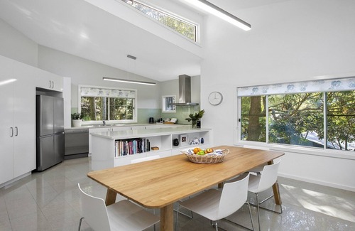 Wagstaffe House | Bush Retreat with Bay Views