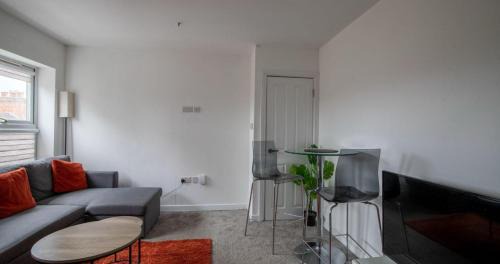 Northampton Apartment | Business & Family-Friendly 2BR Racecourse Park 5min to Town & Hospital Parking WiFi