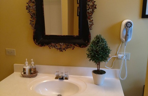 Indianapolis House | Butler Fieldhouse one block from Butler University and Hinkle Fieldhouse