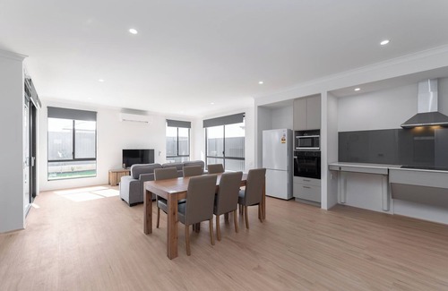 Baldivis House | Butterleaf Retreat - accessible 3-bedroom home, with private ensuites